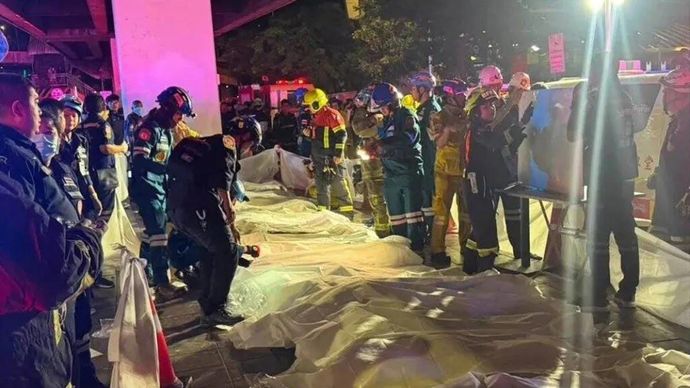 Jenazah saat petugas darurat bekerja di luar pub 