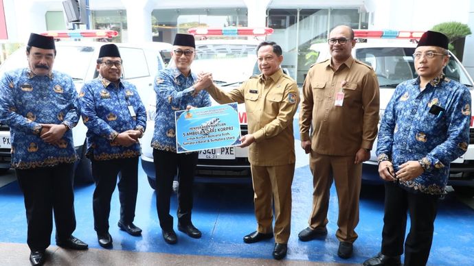 Mendagri sekaligus Ketua Satgas Percepatan Rehabilitasi dan Rekonstruksi (PRR) Pascabencana Sumatera Muhammad Tito Karnavian menerima bantuan lima unit ambulans dari Korpri untuk mendukung layanan kesehatan di wilayah terdampak bencana, Senin, 13 juli 2026.