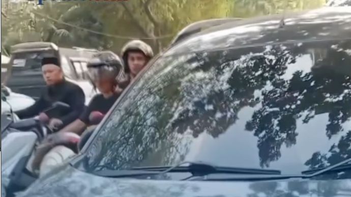 Seorang pria berinisial HT (44) dilaporkan meninggal dunia setelah mobil yang dikemudikannya menabrak tiang listrik di depan Gang Haji Dawi, kawasan Premier Village Cipondoh, Kota Tangerang, Senin, 13 Juli 2026, sekitar pukul 10.00 WIB.