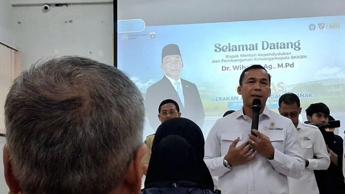 Mendukbangga/Kepala BKKBN Wihaji saat meninjau Gerakan Ayah Mengantar Anak di Hari Pertama Sekolah (Gamas) di SLB Negeri 2 Jakarta, Senin, 13 Juli 2026.