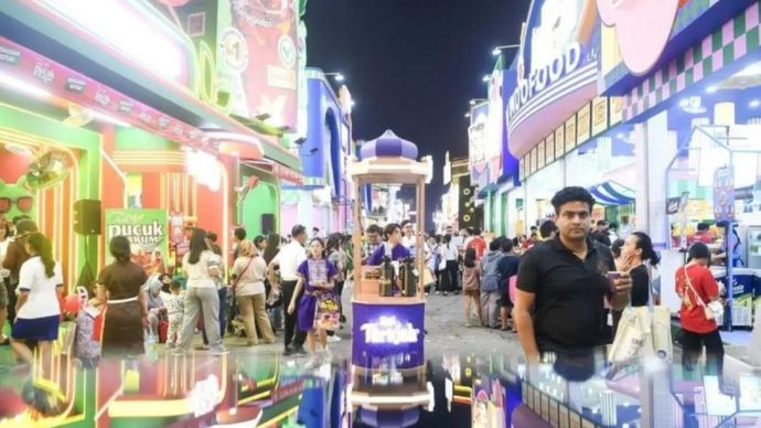 Pengunjung memadati area Jakarta Fair Kemayoran 2026 di Jakarta International Expo, Kemayoran, Jakarta, Kamis, 11 Juni 2026. Pameran multiproduk terbesar di Indonesia dalam ranaka memeriahkan HUT Ke-499 DKI Jakarta mulai 11 Juni hingga 12 Juli 2026 itu diikuti 2.800 peserta dan 1.800 stan atau tenant dengan komposisi 55 persen perusahaan besar serta 45 persen perusahaan skala UMKM.