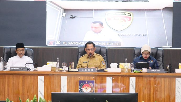 Menteri Dalam Negeri Muhammad Tito Karnavian memimpin Rapat Koordinasi Pengendalian Inflasi yang dirangkaikan dengan Pembahasan Progres Sensus Ekonomi, Rilis Data Tunggal Sosial dan Ekonomi Nasional (DTSEN) Versi 3 Tahun 2026, serta Evaluasi Dukungan Pemerintah Daerah dalam Program 3 Juta Rumah di Gedung Sasana Bhakti Praja, Kantor Pusat Kemendagri, Jakarta, Senin, 13 Juli 2026