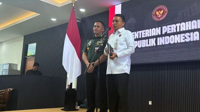 Juru Bicara Satgas PKH Ambarita Simanjuntak (kanan) dalam konferensi pers usai rapat di Jakarta, Senin, 13 Juli 2026. 