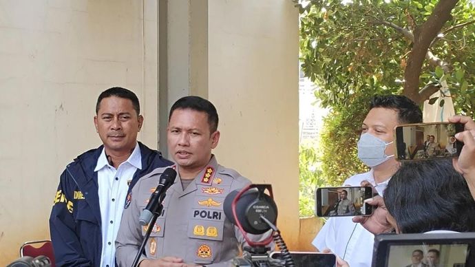 Kabid Humas Polda Metro Jaya, Kombes Pol Budi Hermanto bersama Dirreskrimsus Polda Metro Jaya, Kombed Pol Victor D Mackbon dan Kepala Departemen Laboratorium Gemologi Pegadaian, Rubika (kanan) saat ditemui di Jakarta, Senin, 13 Juli 2026