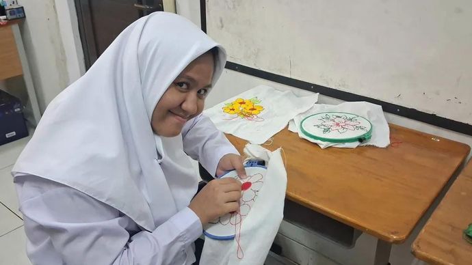 Seorang siswi SLB Negeri 2 Jakarta tengah menjahit usai jam pelajaran sebagai salah satu sarana menuangkan bakat melalui kegiatan ekstrakurikuler pada Senin, 13 Juli 2026