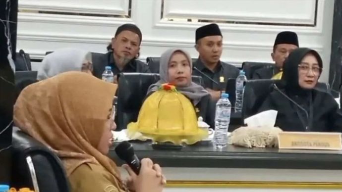 Bupati Gowa Sitti Husniah Talenrang saat menghadiri panggilan Pansus Hak Angket DPRD Gowa untuk memberikan klarifikasinya usai pemeriksaan saksi-saksi yang dilangsungkan beberapa pekan sebelumnya di DPRD Gowa, Selasa, 14 Juli 2026.