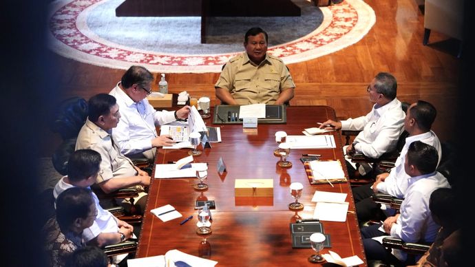 Presiden Prabowo Subianto memimpin rapat terbatas terkait kebijakan harga khusus BBM bagi nelayan di Padepokan Garuda Yaksa, Bogor