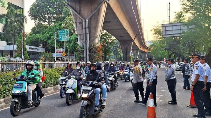 Kepolisian dan Suku Dinas Perhubungan Jakarta Selatan membuka sebagian arus lalu lintas di Jalan Kapten Tendean, Mampang arah Pancoran, setelah dilakukan pembongkaran jembatan penyeberangan orang (JPO) yang ditabrak truk, Jakarta Selatan, Selasa, 14 Juli 2026.