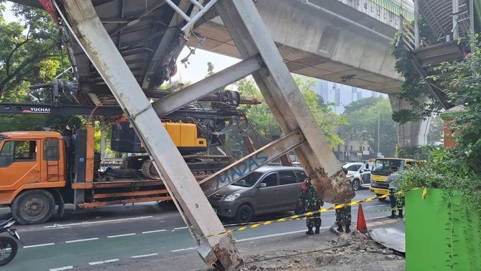 Lokasi truk angkut alat berat (crane) tersangkut jembatan penyeberangan orang (JPO) di Jalan Kapten Tendean, Mampang Prapatan, Jakarta Selatan, Selasa, 14 Juli 2026