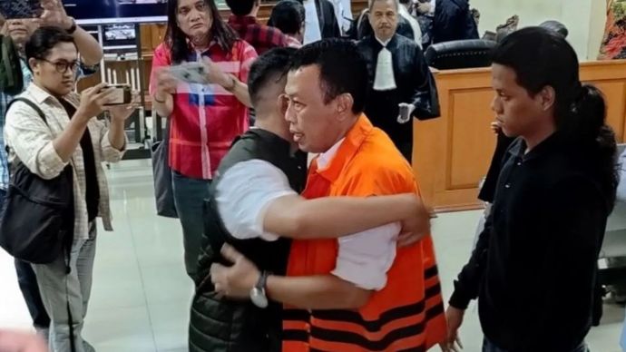 Bupati Ponorogo nonaktif Sugiri Sancoko (kedua kanan) usai sidang di Pengadilan Tipikor Surabaya, di Sidoarjo, Jawa Timur, Selasa, 14 Juli 2026. 