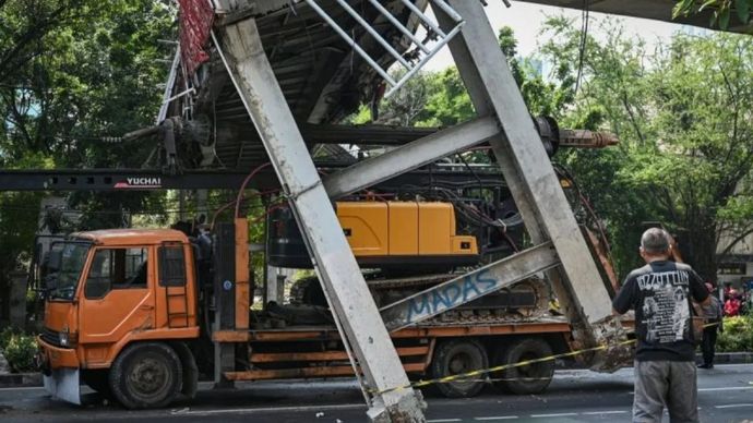 Petugas melakukan proses evakuasi truk bermuatan alat berat yang menabrak jembatan penyeberangan orang (JPO) di Jalan Kapten Tendean, Jakarta, Selasa, 14 Juli 2026. Kondisi JPO tersebut nyaris roboh setelah tertabrak truk bermuatan alat berat yang terjadi sekitar pukul 01.00 WIB yang berimbas pada kepadatan lalu lintas di beberapa ruas jalan akibat ditutupnya jalan tersebut. 
