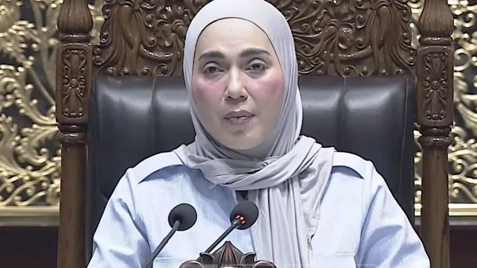 Wakil Ketua DPR RI Sari Yuliati saat memimpin rapat paripurna di kompleks parlemen, Jakarta, Selasa, 14 Juli 2026.