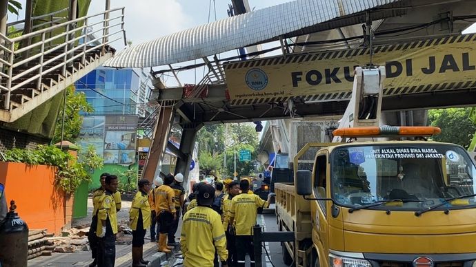 Proses Evakuasi JPO Tendean yang rungkad karena ditabrak truk