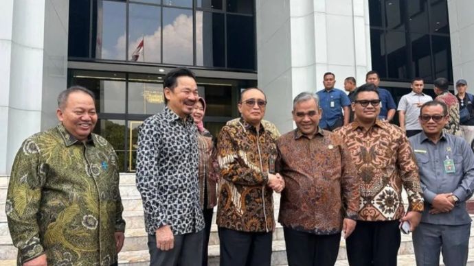 Ketua MPR RI Ahmad Muzani (tiga kanan) berpamitan dengan Ketua Mahkamah Agung Sunarto (tiga kiri) usai pertemuan di Gedung Mahkamah Agung, Jakarta, Selasa, 14 Juli 2026