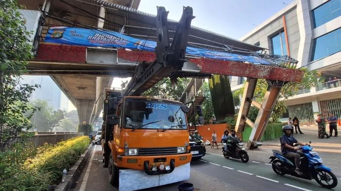 Lokasi truk angkut alat berat (crane) tersangkut jembatan penyeberangan orang (JPO) di Jalan Kapten Tendean di kawasan Mampang Prapatan, Jakarta Selatan, Selasa, 14 Juli 2026. 