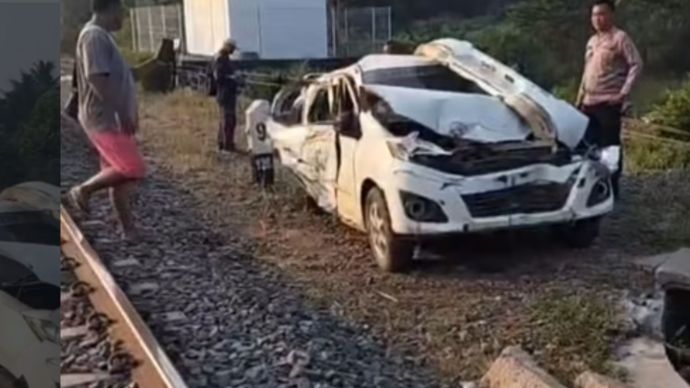 Mobil Ayla Dihantam Kereta Api Sampai Ringsek, 2 Remaja Putri Tewas Mengenaskan
