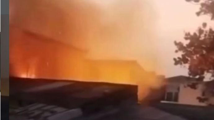 Sebuah rumah yang juga digunakan sebagai tempat usaha pembuatan kusen kayu di Jalan Mangga, Kelurahan Tugu Utara, Kecamatan Koja, Jakarta Utara, terbakar pada Selasa (14/7) pagi. 