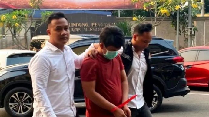 Kepolisian mengamankan peneror bom di SDN Srengseng Sawah 15 Pagi, Jagakarsa, Jakarta Selatan yakni pria berinisial MY (34) di rumahnya, Jakarta, Senin, 13 Juli 2026