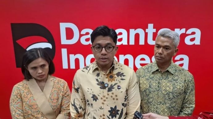 Chief Executive Officer (CEO) PT Daya Energi Bersih Nusantara (Denera) Fadli Rahman (tengah) diwawancarai di Wisma Danantara, Jakarta, Senin, 13 Juli 2026.