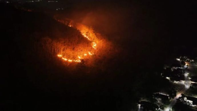 Kondisi kebakaran hutan dan lahan di kawasan Gunung Gombak atau Gunung Nglarangan, Desa Sukosari, Kecamatan Kauman, Ponorogo, Jawa Timur, yang diambil menggunakan drone. Kebakaran tersebut menghanguskan sekitar 15 hektare kawasan hutan dan lahan sebelum berhasil dipadamkan petugas gabungan.