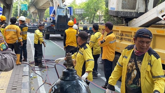 Proses evakuasi JPO Tendean jalan arah Blok M ditutup