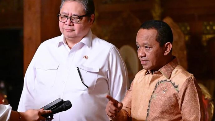Menteri Koordinator Bidang Perekonomian Airlangga Hartarto (kiri) bersama Menteri Energi dan Sumber Daya Mineral Bahlil Lahadalia memberikan pernyataan usai mengikuti rapat terbatas yang dipimpin oleh Presiden Prabowo Subianto di kediaman Kepala Negara di Hambalang, Bogor Jawa Barat, Senin, 13 Juli 2026
