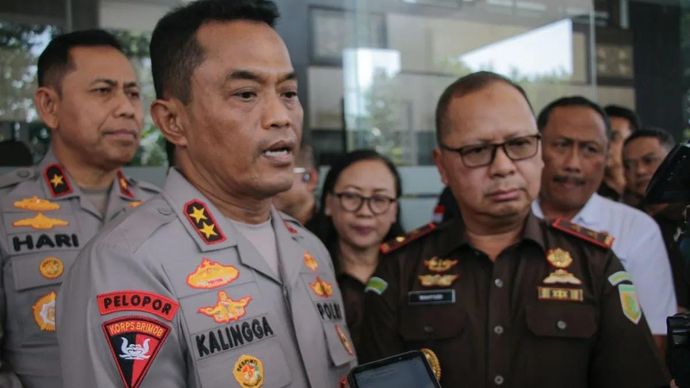 Kapolda NTB, Irjen Pol. Kalingga (kedua kiri) memberikan keterangan terkait kasus santri terbakar usai kegiatan pertemuan dengan Kajati NTB, Wahyudi di Mataram, Selasa, 14 Juli 2026