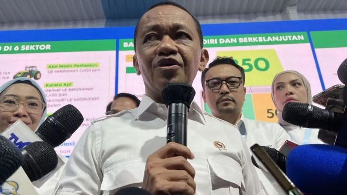 Arsip - Menteri Energi dan Sumber Daya Mineral (ESDM) Bahlil Lahadalia memberi keterangan ketika ditemui setelah peluncuran Program Mandatori Biodiesel B50 di Rest Area KM 57 Tol Jakarta-Cikampek, Kabupaten Karawang, Jawa Barat, Kamis, 9 Juli 2026.