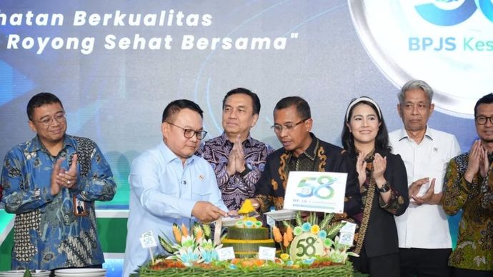 Direktur Utama BPJS Kesehatan Prihati Pujowaskito (keempat kanan) dan Kepala Staf Kepresidenan Dudung Abdurachman (kedua kiri) dalam Hari Ulang Tahun ke-58 BPJS Kesehatan di Jakarta