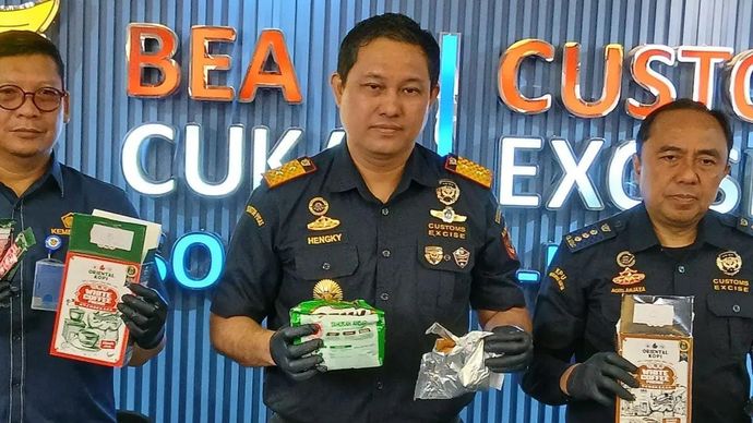 Kepala Kantor Bea Cukai Soekarno-Hatta, Hengky Tomuan Parlindungan Aritonang menunjukan barang bukti hasil ungkap kasus penyelundupan narkotika jenis 