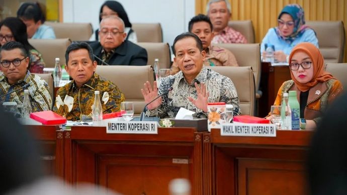 Menteri Koperasi Ferry Juliantono menyampaikan paparan dalam rapat kerja dengan Komisi VI DPR RI di Jakarta, Rabu, 15 Juli 2026.