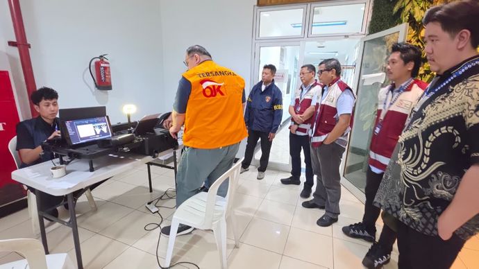 Otoritas Jasa Keuangan (OJK) menyerahkan tersangka beserta barang bukti (Tahap II) kasus dugaan tindak pidana perasuransian PT Asuransi Jiwa Prolife Indonesia dahulu PT Asuransi Jiwa Indosurya Sukses  (PT AJIS) kepada Kejaksaan Negeri Jakarta Selatan.  