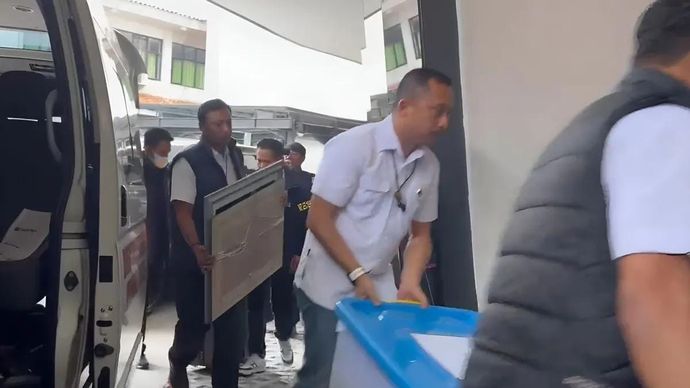 Penyidik Polri membawa barang bukti tiga kasus korupsi ke dalam Gedung Jampidsus Kejagung, Jakarta, Rabu, 15 Juli 2026