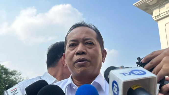 Menteri Koperasi (Menkop) Ferry Juliantono menghadiri rapat terbatas bersama Presiden Prabowo Subianto di Kompleks Istana Kepresidenan, Jakarta