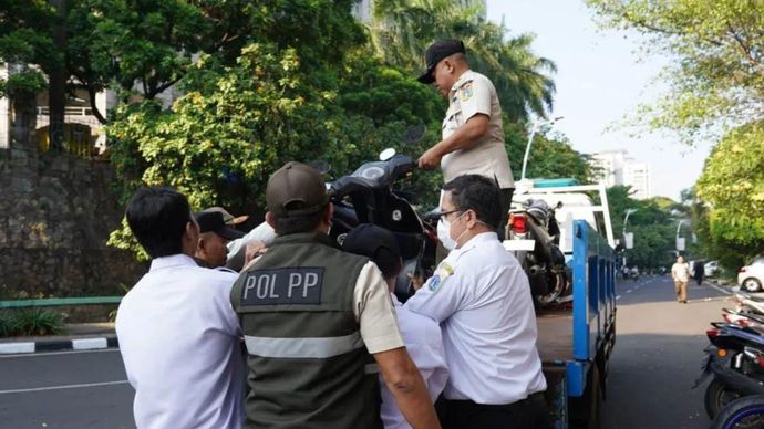 Pemerintah Kota Jakarta Selatan (Pemkot Jaksel) menderek motor aparatur sipil negara (ASN) yang melanggar aturan Rabu wajib naik transportasi umum, Jakarta, Rabu, 15 Juli 2026