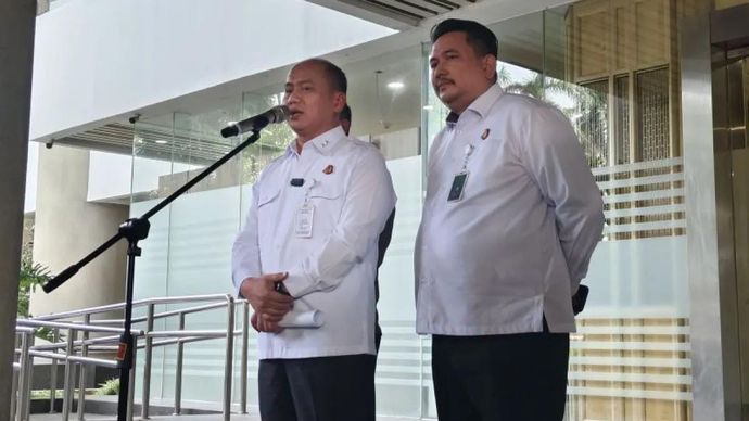 Kepala Pusat Penerangan Hukum (Kapuspenkum) Kejagung Anang Supriatna (kiri) memberikan keterangan pers di Gedung Kejagung, Jakarta