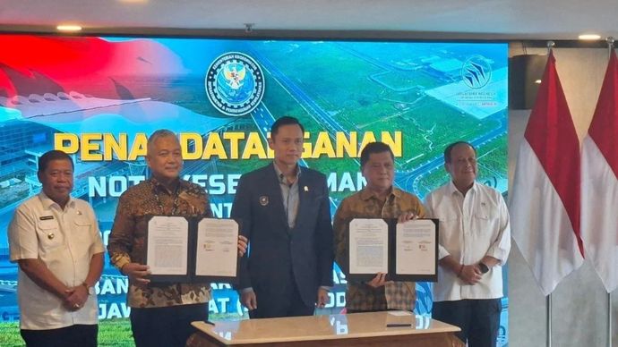 Menteri Koordinator Bidang Infrastruktur dan Pembangunan Kewilayahan (Menko IPK) Agus Harimurti Yudhoyono (AHY) menyaksikan penandatanganan nota kesepahaman antara PT Dirgantara Indonesia (Persero) dan PT Bandarudara Internasional Jawa Barat (Perseroda) di Jakarta, Rabu, 15 Juli 2026.