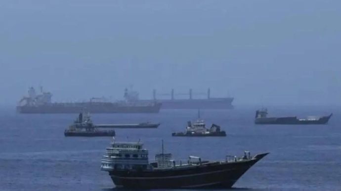Kapal kargo komersial dan kapal tanker minyak mentah yang sedang berlabuh di Teluk Oman, di lepas pantai Muscat, Oman, pada 21 Juni 2026, saat mereka bersiap untuk melintasi Selat Hormuz yang krusial
