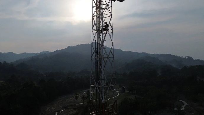 Arsip Foto - Petugas melakukan pemulihan fungsi tower BTS di Nagari Salareh Aia, Palembayan, Agam, Sumatera Barat, Jumat, 23 Januari 2026.