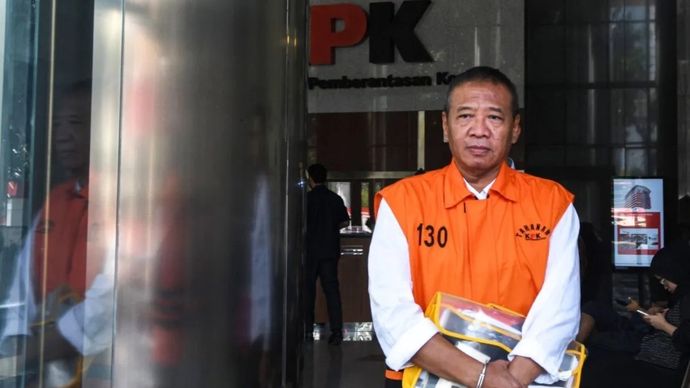Tersangka kasus pemerasan dan penerimaan lainnya di lingkungan Pemkab Tulungagung Gatut Sunu Wibowo berjalan menuju mobil tahanan usai menjalani pemeriksaan di Gedung Merah Putih KPK, Jakarta, Kamis, 9 Juli 2026. KPK memeriksa Bupati nonaktif Tulungagung itu terkait kasus dugaan pemerasan dan penerimaan lainnya di lingkungan Pemerintah Kabupaten Tulungagung.