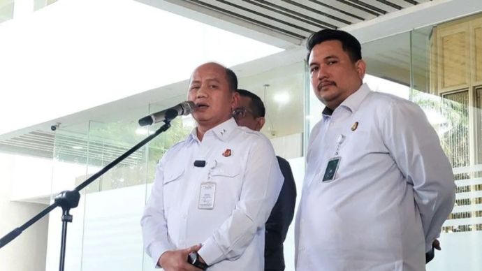 Kepala Pusat Penerangan Hukum (Kapuspenkum) Kejagung Anang Supriatna (kiri) memberikan keterangan pers di Gedung Kejagung, Jakarta, Rabu, 15 Juli 2026.