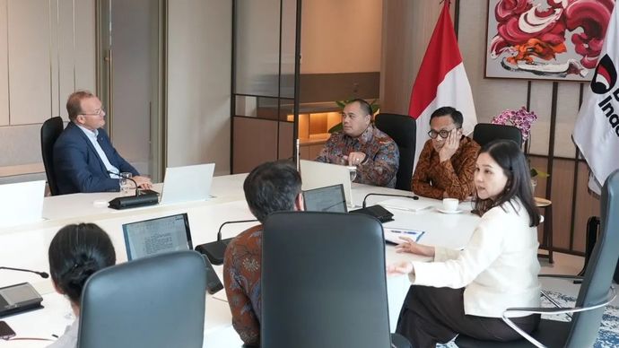 Kepala BP BUMN sekaligus COO Danantara Dony Oskaria (kedua kanan) saat memimpin rapat bersama Chief Investment Officer (CIO) Danantara Pandu Sjahrir (ketiga kanan) serta jajaran Managing Director dan Board of Directors (BoD) Danantara untuk membahas kesiapan pengembangan PFII di Jakarta, Selasa, 14 Juli 2026.
