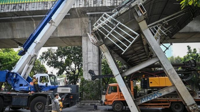Petugas melakukan proses evakuasi truk bermuatan alat berat yang menabrak jembatan penyeberangan orang (JPO) di Jalan Kapten Tendean, Jakarta, Selasa, 14 Juli 2026. Kondisi JPO tersebut nyaris roboh setelah tertabrak truk bermuatan alat berat yang terjadi sekitar pukul 01.00 WIB yang berimbas pada kepadatan lalu lintas di beberapa ruas jalan akibat ditutupnya jalan tersebut. 
