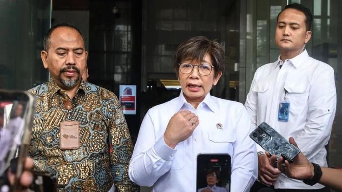 Wakil Kepala Badan Gizi Nasional Agustina Arumsari (tengah) dan Deputi Bidang Pencegahan dan Monitoring KPK Aminudin (kiri) menyampaikan keterangan usai melakukan audiensi di Gedung Merah Putih KPK, Jakarta