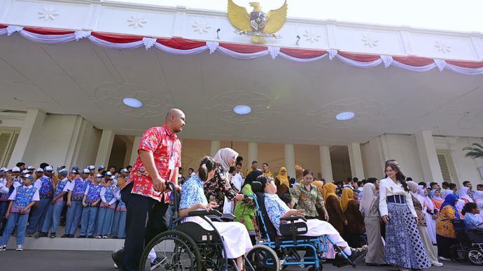 Senyum dan rasa antusias terpancar dari wajah para siswa sekolah luar biasa (SLB) saat melangkahkan kaki ke Istana Kepresidenan Jakarta