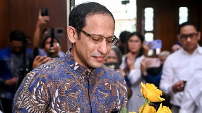 Terdakwa kasus dugaan korupsi pengadaan Chromebook dalam program digitalisasi pendidikan di Kemendikbudristek Nadiem Anwar Makarim membawa bunga mawar kuning saat akan mengikuti sidang pembacaan putusan (vonis) di Pengadilan Tipikor, Jakarta, Selasa, 30 Juni 2026. Majelis hakim memvonis Nadiem Anwar Makarim dengan pidana penjara 10 tahun, denda sebesar Rp1 miliar subsider 190 hari kurungan dan uang pengganti Rp809,59 miliar subsider pidana penjara selama lima tahun.