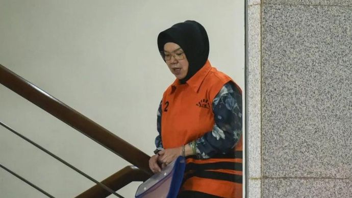 Tersangka kasus dugaan pemerasan di lingkungan pemerintahan Kabupaten Sukoharjo Etik Suryani berjalan menuju ruang pemeriksaan di Gedung Merah Putih KPK, Jakarta, Senin, 13 Juli 2026