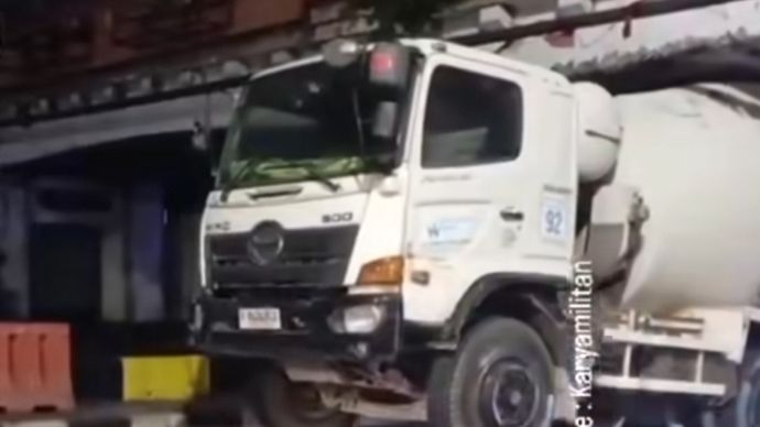 Truk Molen Tersangkut di Jembatan Matraman