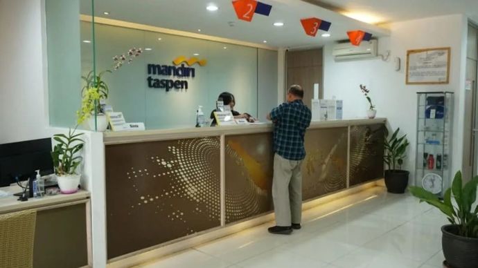 Nasabah mengakses layanan di Kantor Bank Mandiri Taspen.