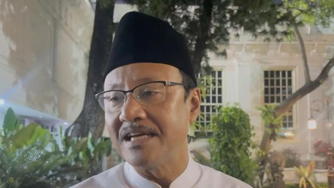 Mensos Saifullah Yusuf menjawab pertanyaan wartawan usai rapat terbatas di Kompleks Istana Kepresidenan, Jakarta